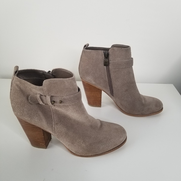 Franco Fortini Lexi Suede Block Heel Ankle Boot Size 6.5 Light Gray - Picture 9 of 9